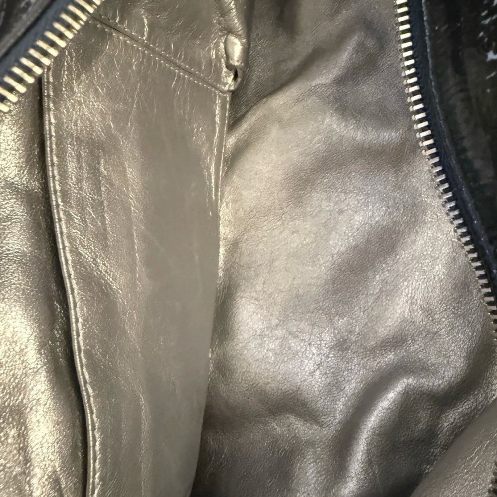 Authentic Chanel Navy Patent Bowling Bag
Chain Straps & Details zipper closure - Picture 5 of 16